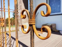Malowanie nowej balustrady stalowej farbą Hammerite: czyścić do połysku czy nie? Opinie i rady.