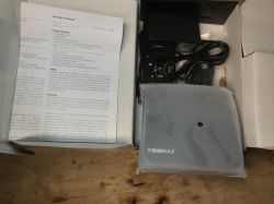 Rozpakowany zestaw Android TV Box T95MAX z widoczną instrukcją, pilotem, zasilaczem i jednostką centralną.