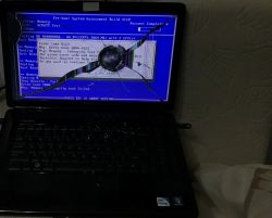 Laptop Dell Inspiron z pękniętym ekranem i niebieskim komunikatem błędu