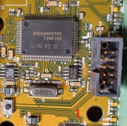 Zbliżenie płytki PCB z układem M306NAFGTFP, złączem pinowym i czerwonym numerem 1