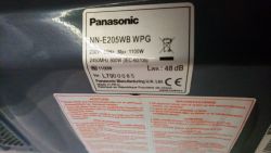 Etykieta informacyjna na obudowie mikrofalówki Panasonic NN-E205WB WPG