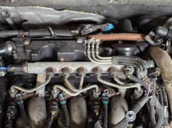 Silnik samochodu z widocznym układem wtryskowym i przewodami.