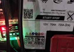 Otwieranie i dolanie wody do akumulatora Bosch S5 60ah 680A start-stop AGM