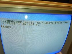 Ekran monitora CRT z napisem „COMMODORE BASIC V3.5” i białą ramką z niebieskawą poświatą.