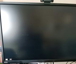 Pusty ekran monitora BenQ z podłączoną kamerą internetową na górze.