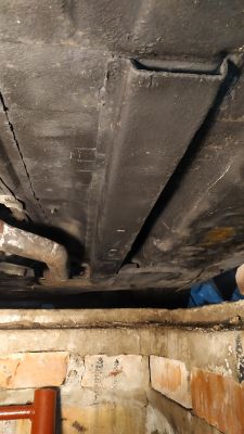 BMW E46 - Rdza na podwoziu przebijająca się przez środek antykorozyjny