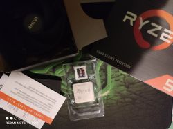 Procesor AMD Ryzen 5 5600X w oryginalnym opakowaniu, z wentylatorem i akcesoriami.