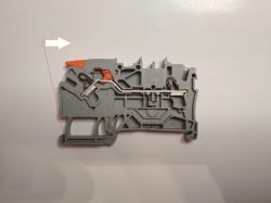 Nowa złączka WAGO TOPJOB S z dźwignią montowana na szynie rozdzielnicy.