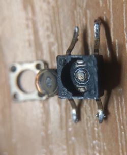 Zbliżenie na uszkodzony przełącznik elektroniczny
