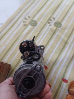 Rozrusznik samochodowy z bliska trzymany w ręku