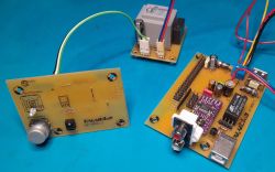Trzy domowej roboty płytki PCB, w tym jedna z gniazdem RCA i złączem USB