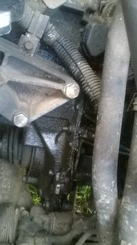 Renault Clio - identyfikacja wycieku płynu z dolnej części silnika