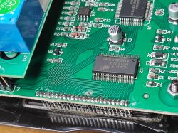 Zbliżenie na układ elektroniczny płyty drukowanej z widocznymi elementami.