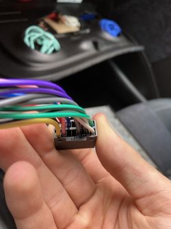 Podłączenie kabla głośnikowego do radia JVC KD-R771 BT - kwestia brązowego kabla