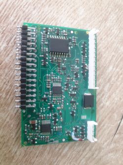 Płytka drukowana z elementami elektronicznymi.
