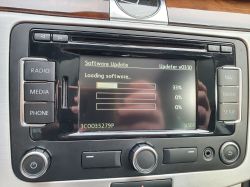 Software-Update-Bildschirm im RNS 315-System des Autos zeigt den Ladefortschritt.