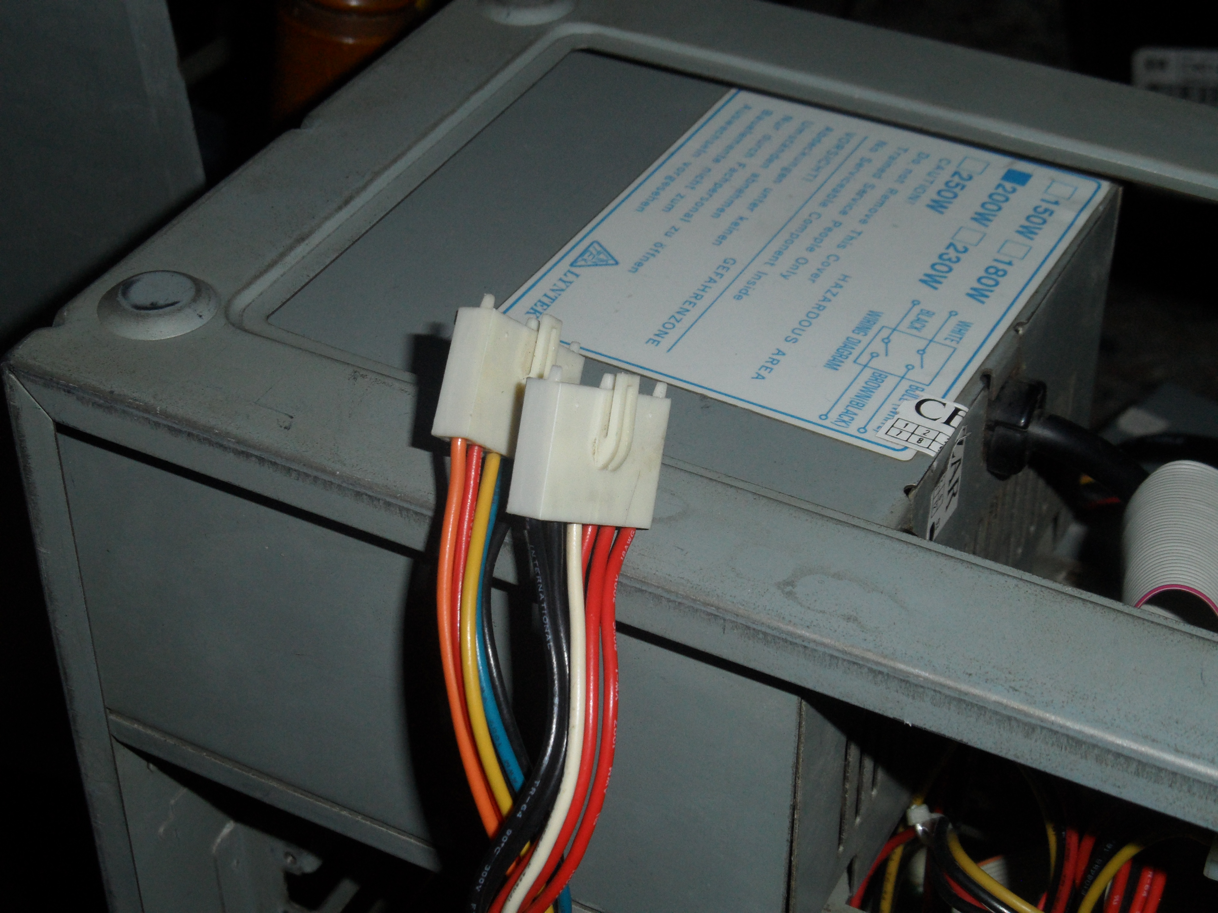 Czy warto wymienić zasilacz Codegen 300W dostarczony z obudową? Sugestie?