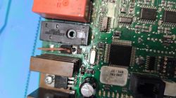 Zbliżenie na fragment płytki PCB Manitou 240190 z widocznym uszkodzeniem i spalonym miejscem przy diodach.