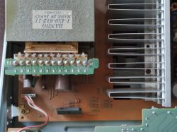 Widok wnętrza wzmacniacza SONY TA-D507 z elementami elektronicznymi i płytkami drukowanymi.