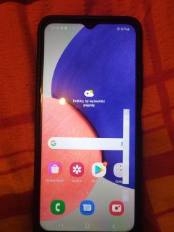 Ekran telefonu z kolorowymi ikonami aplikacji i pionowymi kwadratami po prawej stronie.