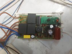 Zbliżenie na płytkę elektroniczną z podzespołami i okablowaniem.