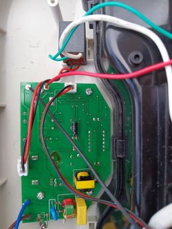 Zbliżenie na płytkę sterującą z oznaczeniem 2PH79182A w suszarce-ozonatorze MediaTech MT6507 z podłączonymi przewodami.