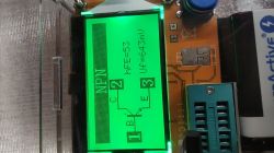 Wyświetlacz testera elektronicznego pokazujący parametry tranzystora NPN: HFE53, Uf643mV.