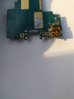 Wyrwane pady portu USB-C na płycie tabletu Lenovo tab M10