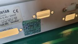 Tylny panel urządzenia z oznaczeniami OPT 1, OPT 2 i COM 1.