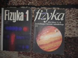 Dwa stare podręczniki do fizyki leżące na dywanie, z lat 1977 i 1981.