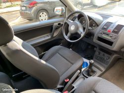 Wnętrze samochodu Volkswagen Polo z widocznym kokpitem i kierownicą.