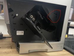 Wnętrze automatycznego ekspresu do kawy z zaznaczonym obszarem na czarnej ściance