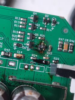 Zbliżenie na płytkę drukowaną modułu wentylatora z uszkodzonymi elementami elektronicznymi.