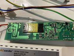 Lampa sufitowa LED ciągle się włącza oraz wyłącza