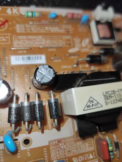 Samsung UE32EH4000 - nie włącza się, brak kontrolki