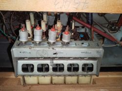 Stary sprzęt elektroniczny z widocznymi elementami wewnętrznymi i częściami metalowymi.