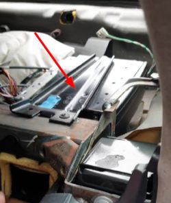 Widok modułu radia ukrytego pod deską rozdzielczą w samochodzie.
