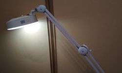 Warsztatowa lampa z lup± - prezentacja Warsztatowa lampa z lup± - prezentacja