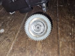 Plastikowe koło zębate na drewnianej powierzchni