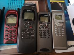 Jakie modele telefonów na załączonym zdjęciu? Identyfikacja modeli komórkowych.