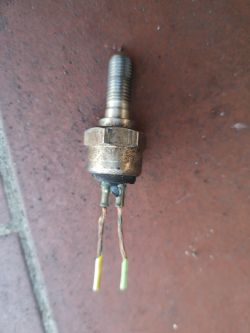 Zużyty elektrozawór z odsłoniętymi przewodami.