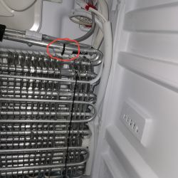 Beko RCNA406E60ZXBHN – woda i lód na dolnej półce, odpływ drożny, co sprawdzić?