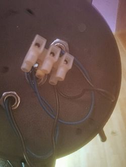 Zbliżenie na podłączenie przewodów elektrycznych z trzema przezroczystymi złączami.