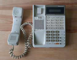 Jaki telefon systemowy będzie pracował w centrali telefonicznej Panasonic.