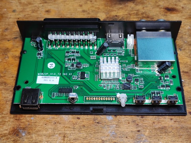Wnętrze dekodera telewizji Opticum Blue R265 Lite z widocznymi komponentami elektronicznymi.