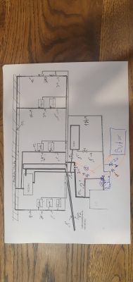 Schemat instalacji grzewczej z oznaczeniami zaworów i pomp.