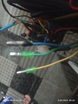Przypalona izolacja niebieskiego grubego przewodu fazowego w hulajnodze Kugoo M4
