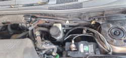Zdjęcie komory silnika Mazda 6 z 2005 roku z widocznymi przewodami i akumulatorem.