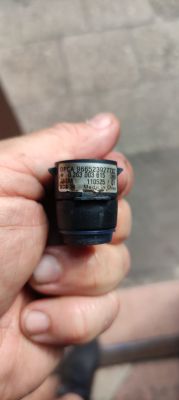 Zbliżenie na czujnik parkowania Bosch trzymany w dłoni, z widocznymi numerami seryjnymi i oznaczeniem Made in China.