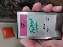 PCMCIA PC Card 16 MB Series 2 trzymana w ręce.